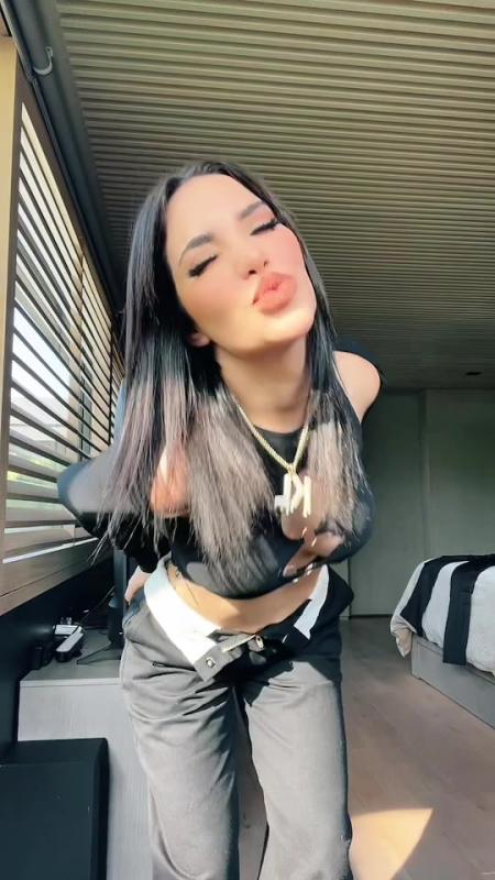 TikTok video by @kimberly.loaiza using the sound ULTRA SOLO (Solo y coronao ¿De qué sirve? Si no estás a mi lao' Por ti paso el día conectau, pendiente al cel, pendiente a ti, pendiente si subes una story)