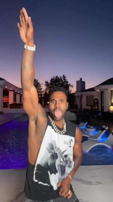 TikTok video by @jasonderulo using the sound Work Out Ahí Mashup