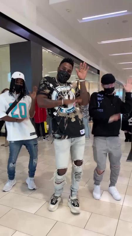 TikTok-Video von @jasonderulo mit dem Sound Love Not War (The Tampa Beat)