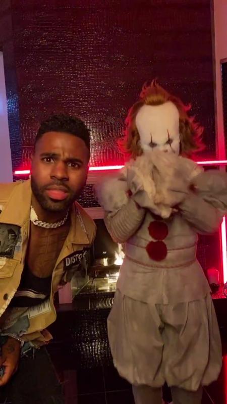 TikTok-Video von @jasonderulo mit dem Sound Love Not War (The Tampa Beat)