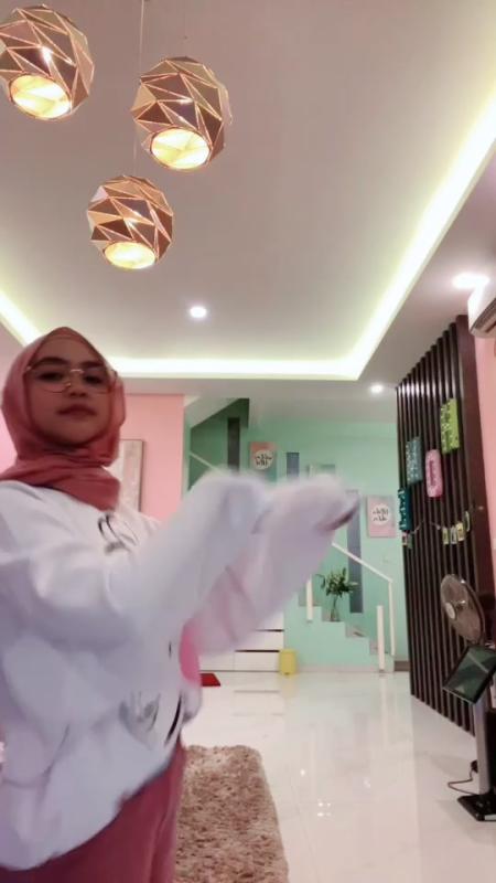 TikTok video by @riaricis using the sound Teach Me How To Dougie