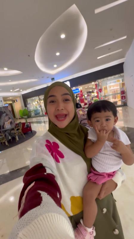 TikTok video by @riaricis using the sound Very cute melody by marimba tone(39813)