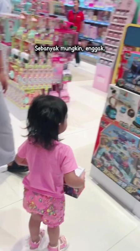 Video de TikTok de @riaricis con el sonido Funny and Unusual Scene of 3 Minutes