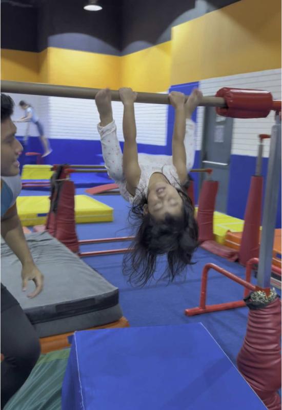 Video de TikTok de @riaricis con el sonido Funny and Unusual Scene of 3 Minutes
