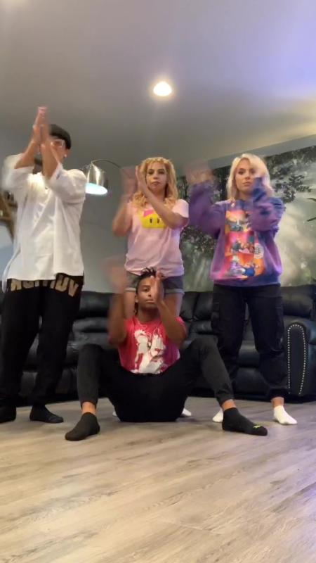 TikTok-Video von @justmaiko mit dem Sound SLOW DANCING IN THE DARK