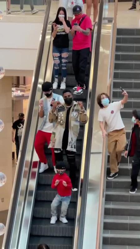 TikTok-Video von @justmaiko mit dem Sound Love Not War (The Tampa Beat)