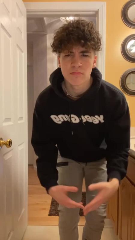 Video de TikTok de @joealbanese con el sonido Put Your Head On My Shoulder