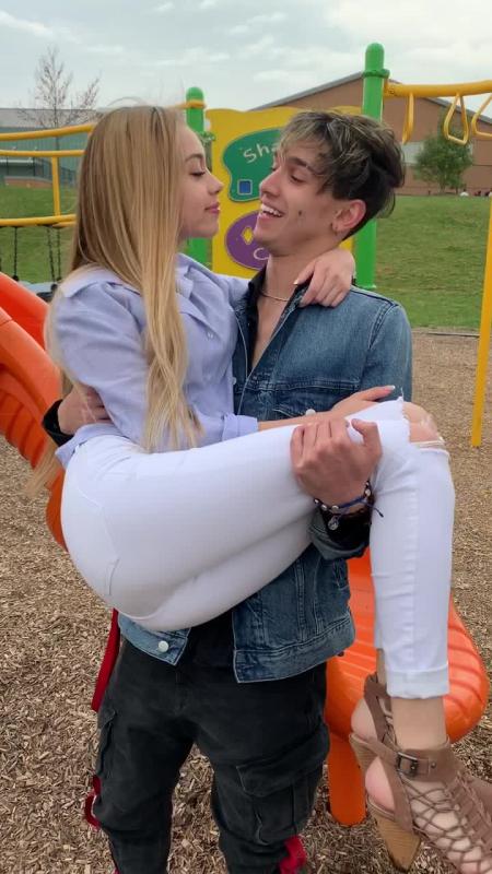 TikTok-Video von @dobretwins mit dem Sound SLOW DANCING IN THE DARK