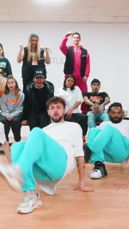 Video de TikTok de @emirabdulgani con el sonido Me Porto Bonito
