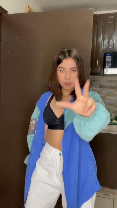 Video de TikTok de @its.michhh con el sonido 5 SONGS MASHUP