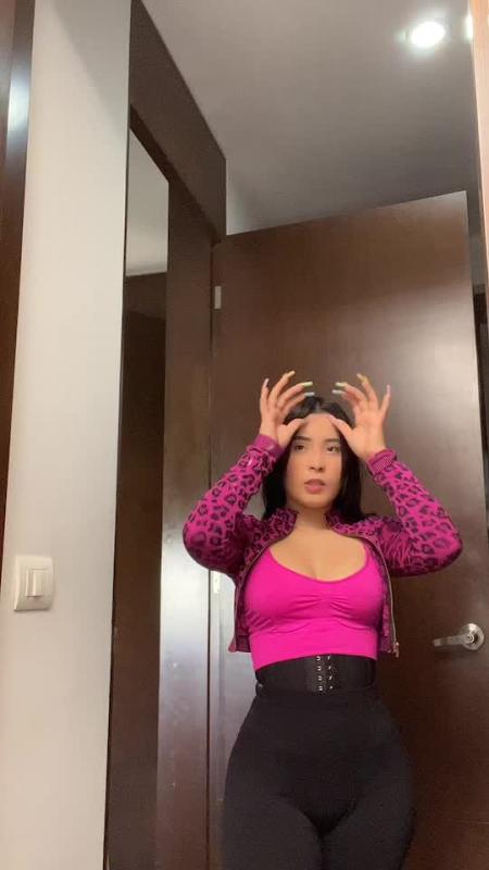 TikTok video by @its.michhh using the sound ULTRA SOLO (Solo y coronao ¿De qué sirve? Si no estás a mi lao' Por ti paso el día conectau, pendiente al cel, pendiente a ti, pendiente si subes una story)