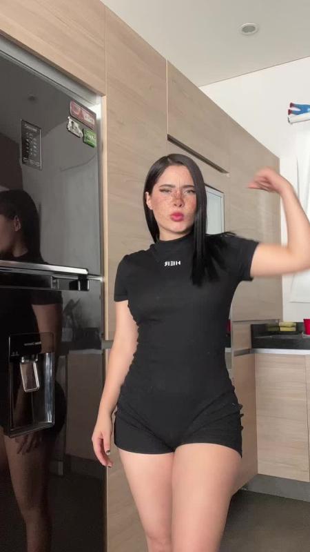 TikTok video by @its.michhh using the sound Pasarela