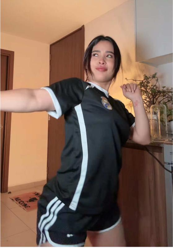 TikTok-Video von @its.michhh mit dem Sound SHAKE IT TO THE MAX (FLY) [REMIX]