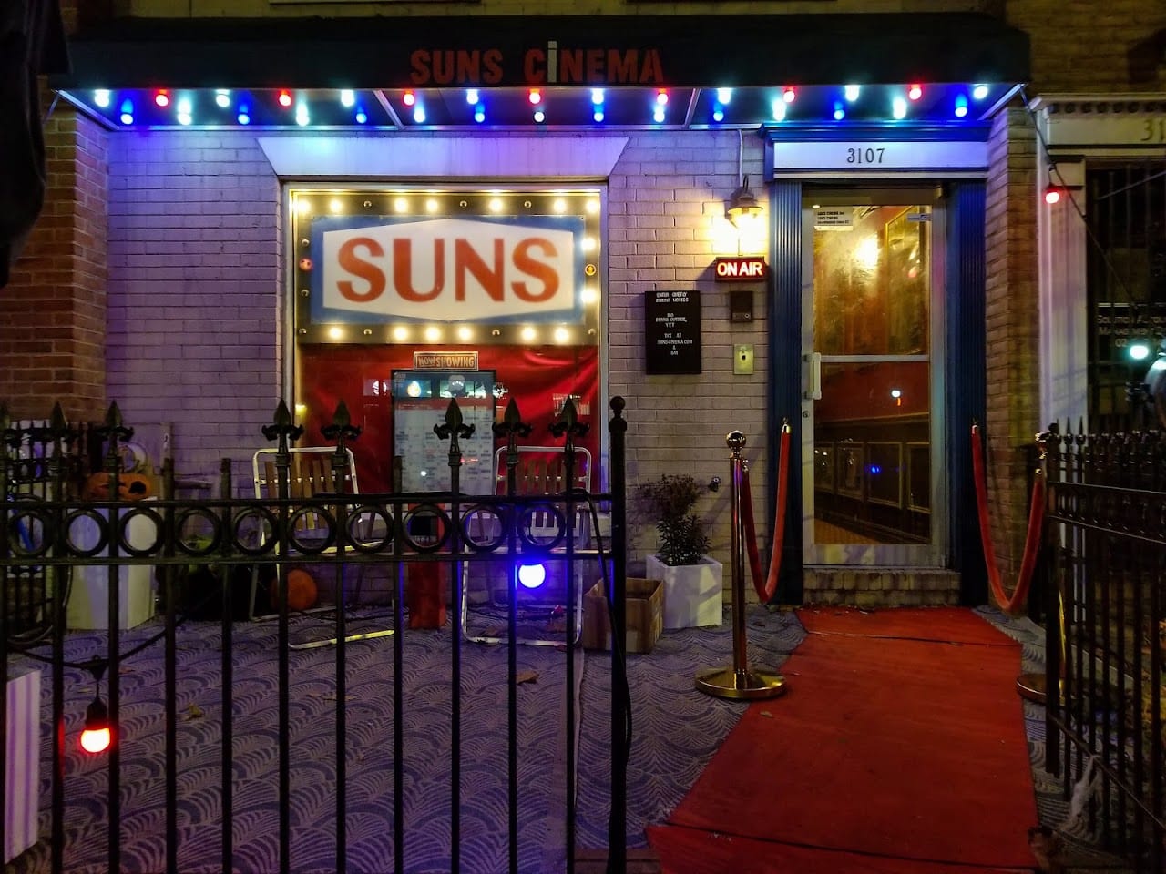 太阳微型古董影院酒吧 (Suns Cinema)